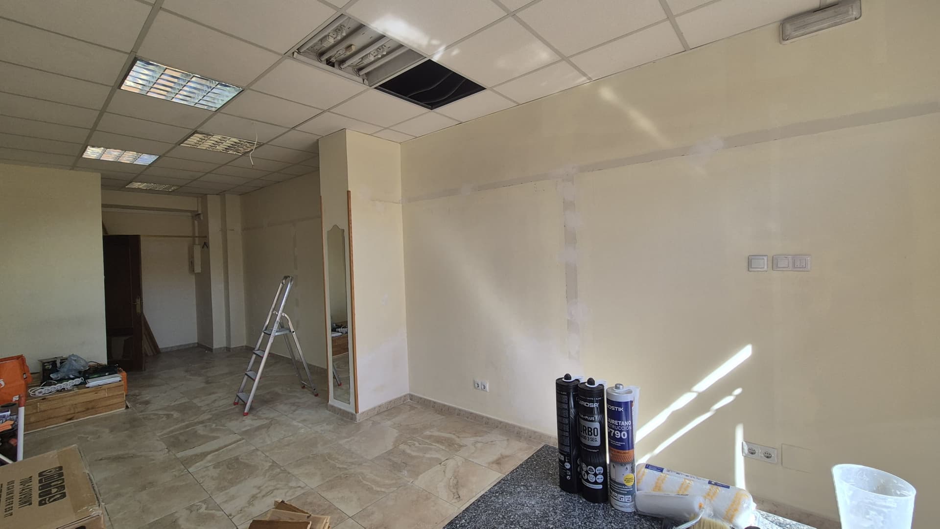 Vista lateral del salón antes de la pintura