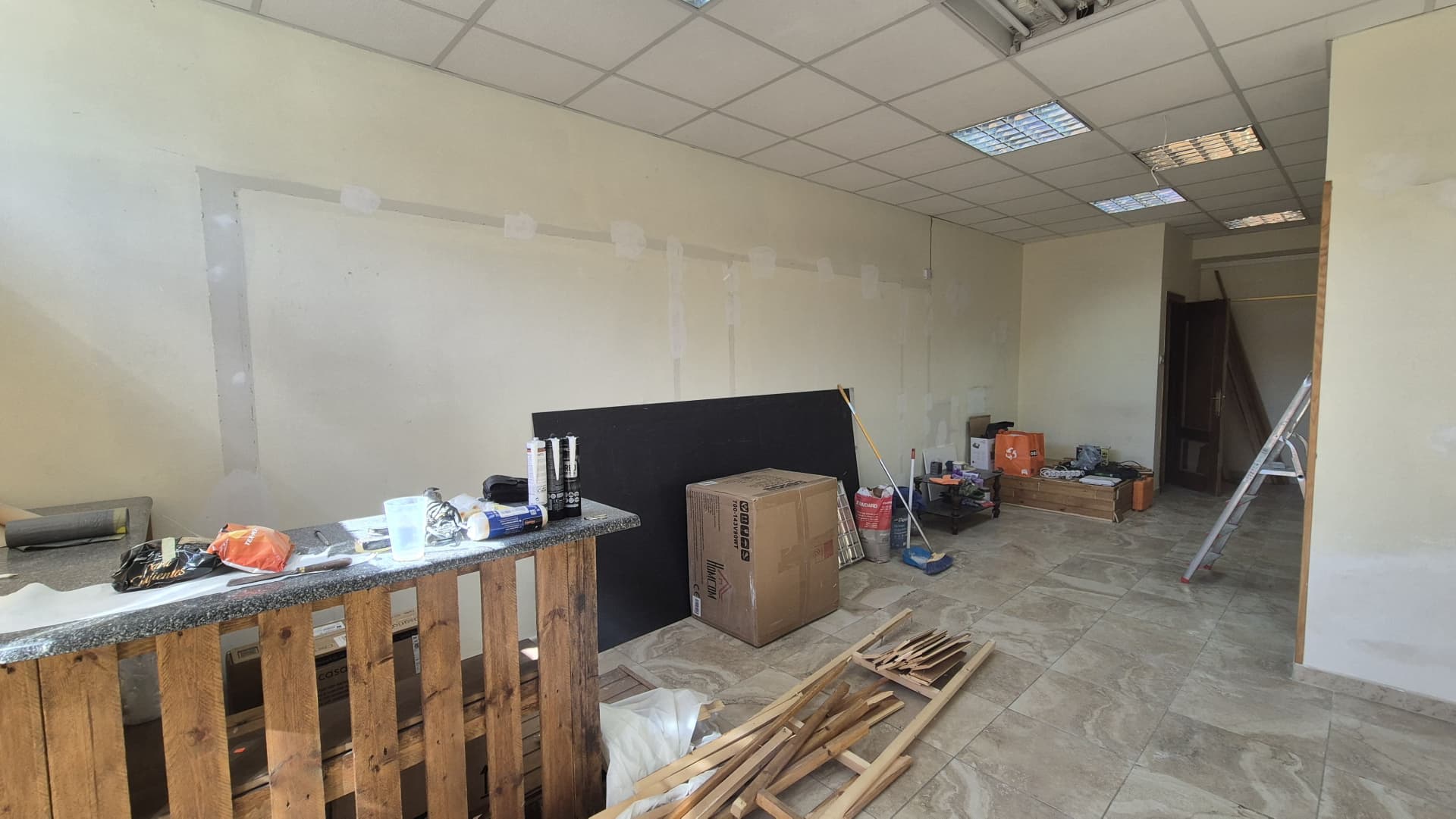 Vista panorámica del salón antes de la pintura