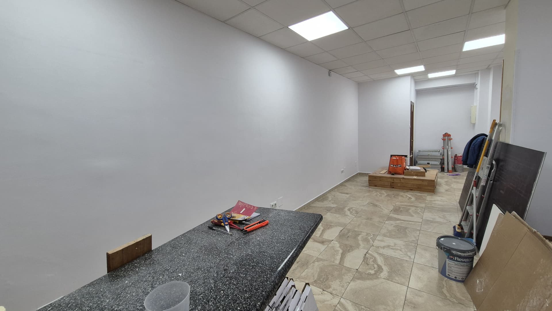 Vista lateral del salón pintado