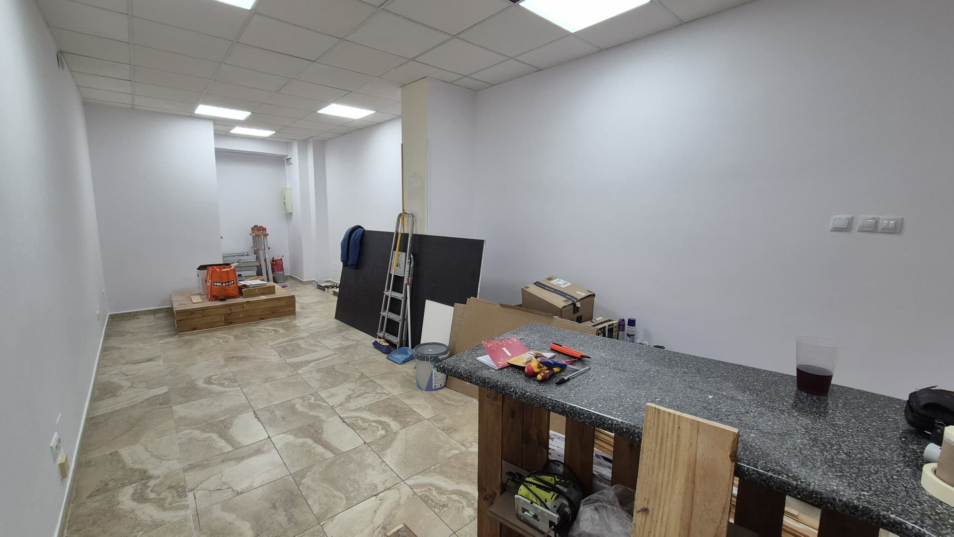 Vista panorámica del salón pintado