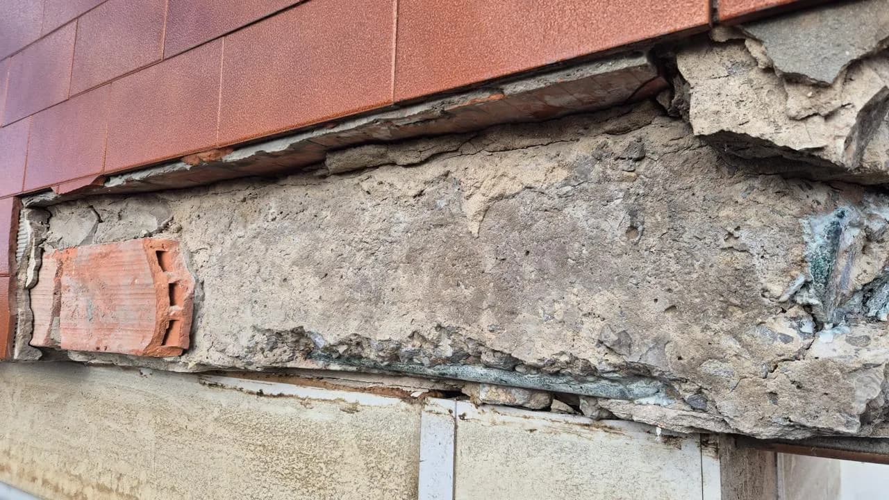 Alero dañado con desprendimientos