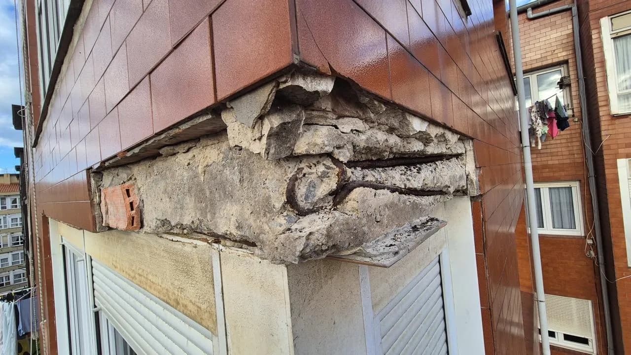 Vista panorámica de alero dañado