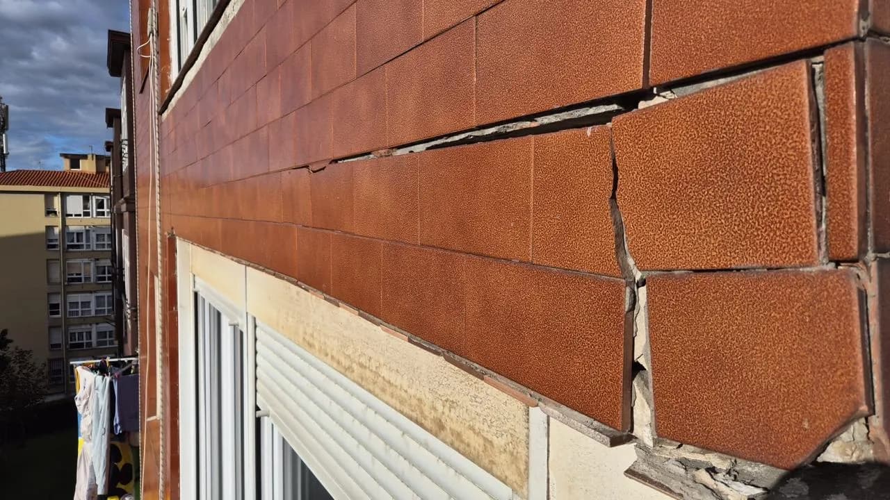 Alero con desprendimientos y daños visibles