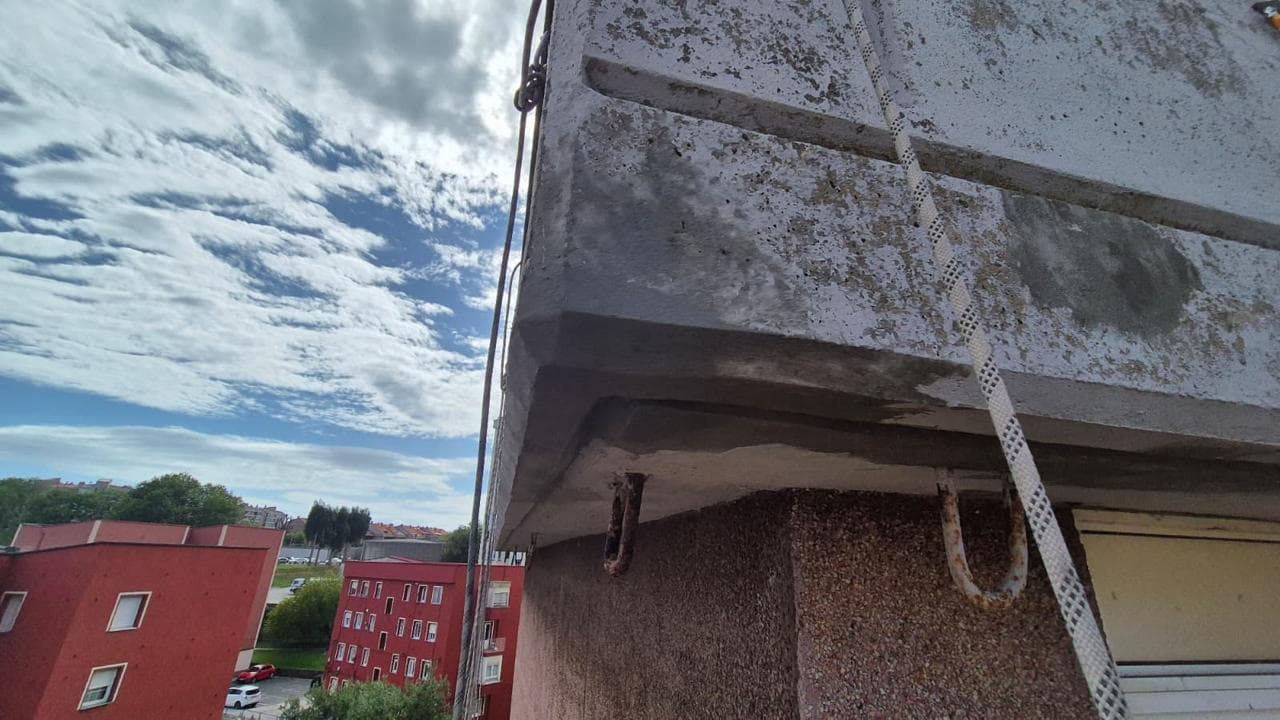 Vista de cerca del alero reparado