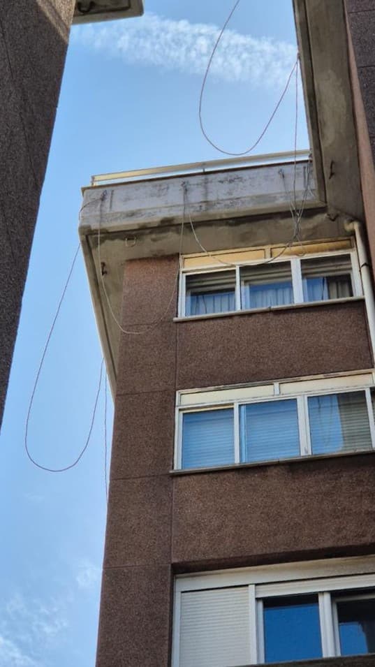 Vista desde tierra del alero reparado